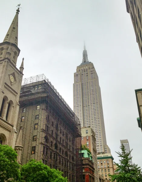 NOVA CIDADE DA IORQUE - JUNHO 2013: Empire State Building em um dia chuvoso . — Fotografia de Stock