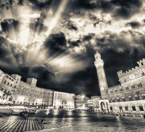Piazza del Campo tértől, a naplemente, Siena, Toscana - Olaszország — Stock Fotó