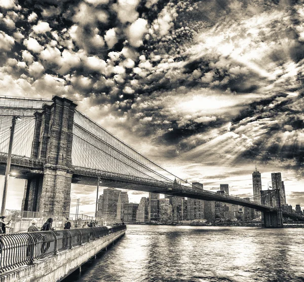 A ponte de Brooklyn ao pôr-do-sol, NYC — Fotografia de Stock