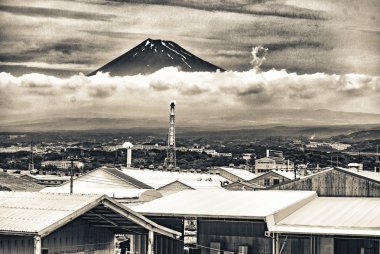 Ön planda kırsal evleri ile Fuji Dağı