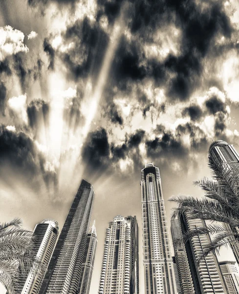 迪拜，阿联酋，太阳落山时的天际线 — 图库照片
