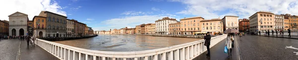 Pisa, italien - februar 2014: arno fluss nach massiven regenfällen — Stockfoto