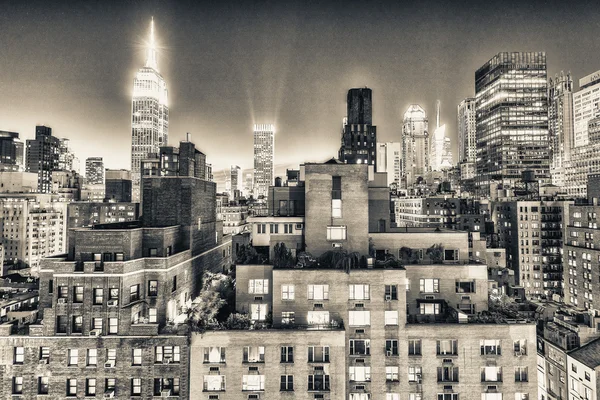 Midtown-panorama in schemerlicht uit dak, New York City — Stockfoto