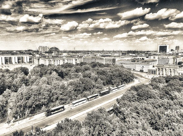 17 Haziran Street, Reichstag, Bundestag ve Brandenb havadan görünümü — Stok fotoğraf