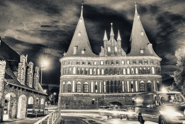 Mittelalterliches Holstentor mit nächtlichem Stadtverkehr in hanseatischer Zeit — Stockfoto