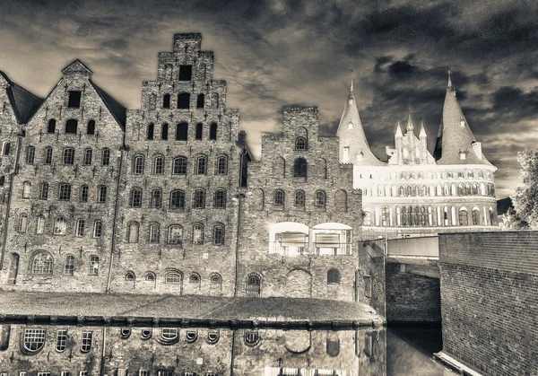 Salzspeicher (armazéns de sal) de Lubeck à noite, Alemanha. O dele. — Fotografia de Stock