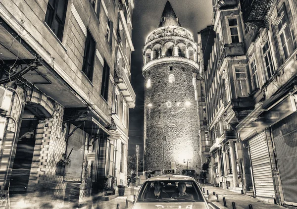 Wspaniałość Galata Tower w nocy z taksówki na ulicy, I — Zdjęcie stockowe