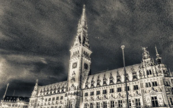 Vista noturna da Câmara Municipal de Hamburgo. Cidade Rathaus magnificência — Fotografia de Stock