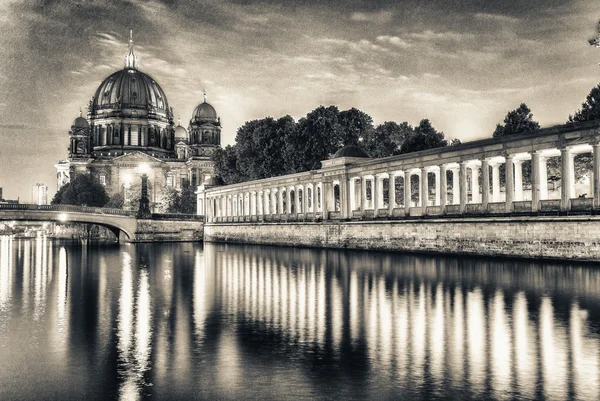 Catedral de Berlim à noite com reflexos de coluna no rio Spree — Fotografia de Stock