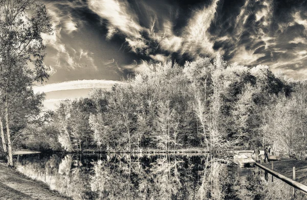 Reflexión de los árboles sobre un lago en temporada de follaje, Nueva Inglaterra — Foto de Stock