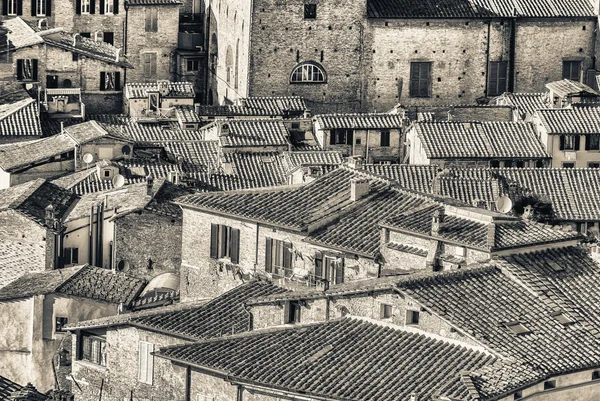 Oude middeleeuwse gebouwen van Siena, Italië — Stockfoto