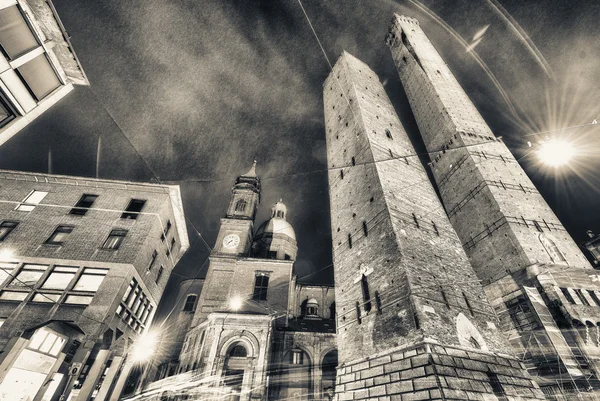 Forntida Asinelli torn på natten med kyrkan i Bologna, Italien — Stockfoto