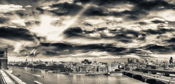 Floden Themsen i London, vyn till north shore och Cath — Stockfoto