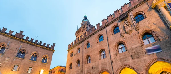 Piazza Maggiore'ye antik Ortaçağ binaları geceleri, Bologna — Stok fotoğraf