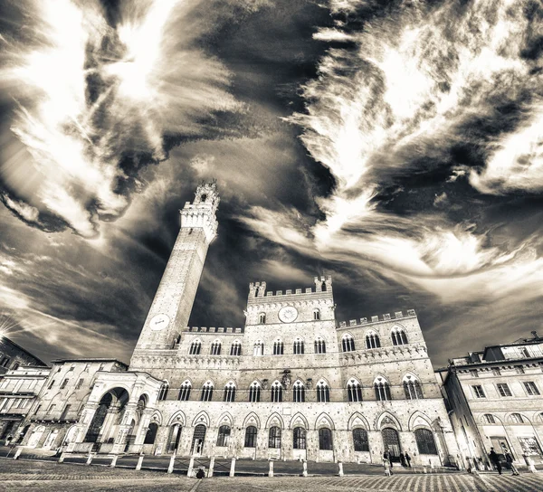 Piazza del Campo at sunset with Palazzo Pubblico, Siena, Italy — Stock Photo, Image