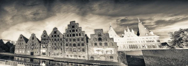 Salzspeicher, historiska tegelbyggnader i Lübeck, Tyskland — Stockfoto