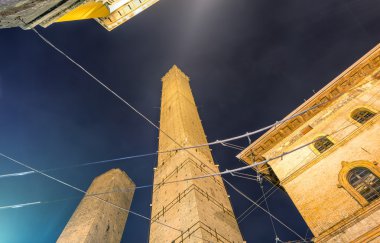 Antik Asinelli Towers adlı gece Bologna, İtalya