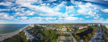 Naples Beach alacakaranlıkta, Florida hava panoramik görünüm