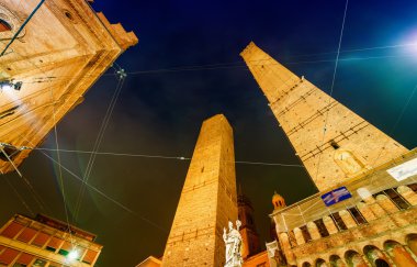 Antik Asinelli Towers adlı gece Bologna, İtalya