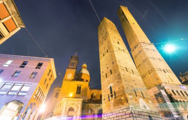 Antik Asinelli Towers kilise Bologna, İtalya ile gece