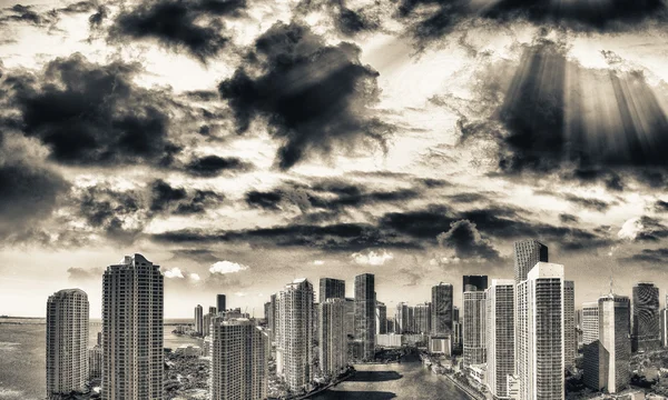 Západ slunce nad Downtown Miami a Brickell, letecký pohled — Stock fotografie