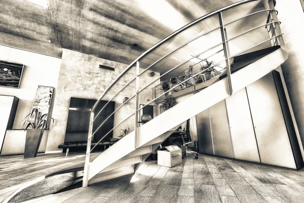 Escada arredondada em um escritório moderno. Contrato empresarial e empresarial — Fotografia de Stock