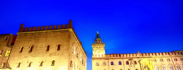 Starożytne budowle średniowieczne Piazza Maggiore w nocy, Bolonia — Zdjęcie stockowe