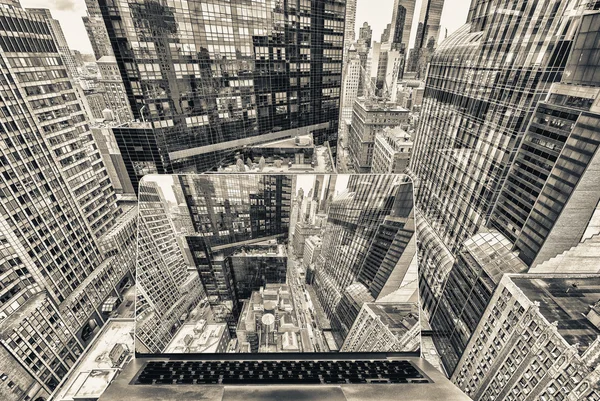 Affichage de Manhattan avec ordinateur portable — Photo