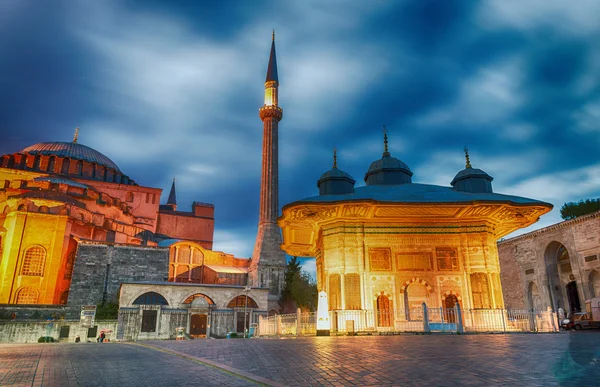 Wspaniałość Muzeum Hagia Sophia w nocy, Istanbul, Turcja — Zdjęcie stockowe