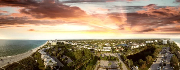 Vista panorâmica aérea da praia de Nápoles ao entardecer, Flórida — Fotografia de Stock