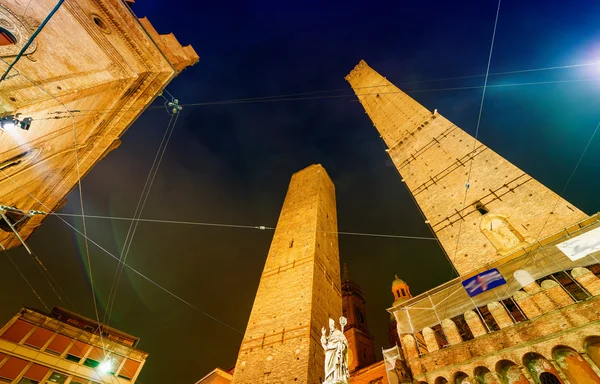 ボローニャ、イタリアの夜の古代アシネッリの塔 — ストック写真