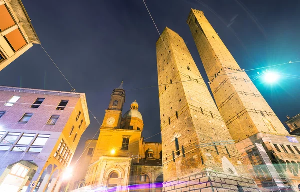 Forntida Asinelli torn på natten med kyrkan i Bologna, Italien — Stockfoto