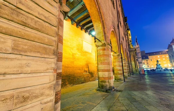 Piazza maggiore in der Abenddämmerung in Bologna, Italien — Stockfoto