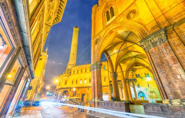 Alacakaranlıkta Piazza Maggiore'ye Bologna, İtalya — Stok fotoğraf