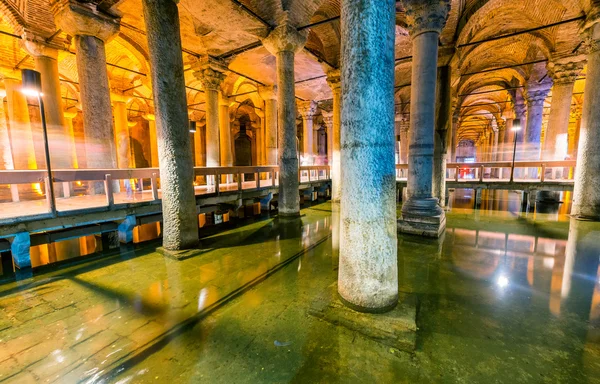 Basilikacisternen ("Sunken Palace", eller "Sjunkna cisternen"), är — Stockfoto