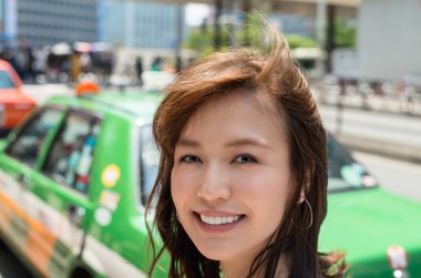 genç kadın Tokyo'da taksi arıyorum