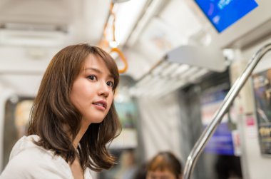 genç kadının metro treninin içinde