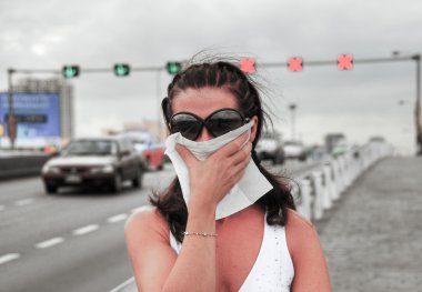 Smog şehir sokaklar boyunca mücadele kadın