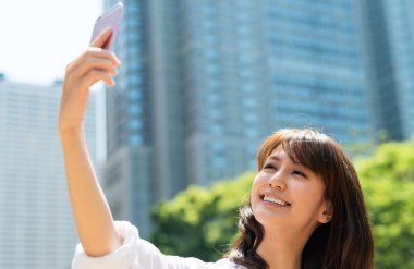genç kadın selfie smartphone ile yapma 