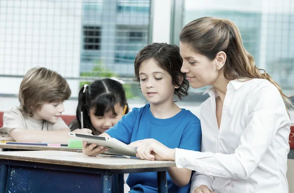 Multi ethnic classroom learning use of tablet — Stock Photo, Image