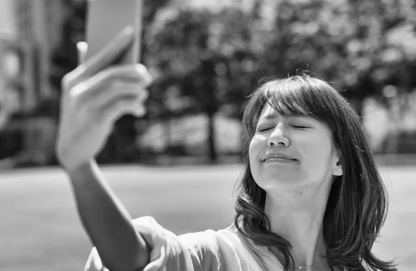 Jeune femme faisant selfie avec smartphone — Photo