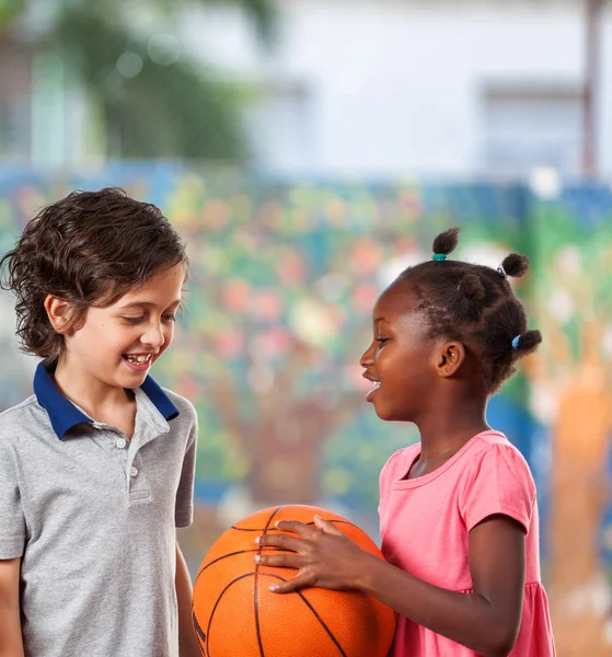 Niños pequeños jugando baloncesto en la escuela — Foto de Stock