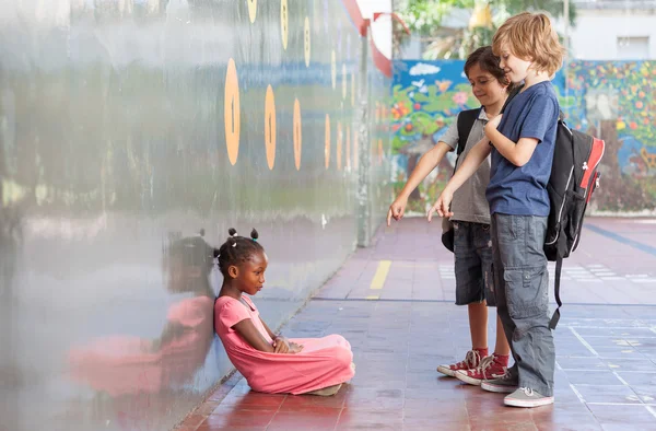 Aislamiento escolar y concepto de bullying —  Fotos de Stock