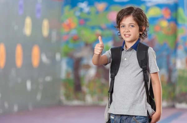 Gyermek az iskolában a hüvelykujjával felfelé — Stock Fotó