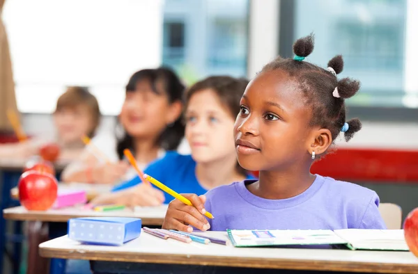 Sala de aula multi étnica. Conceito de escola e integração — Fotografia de Stock