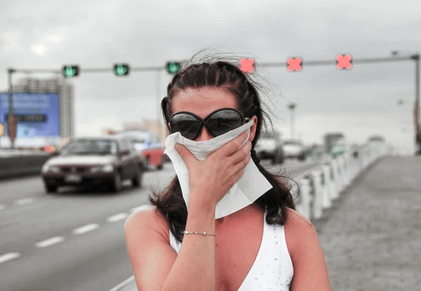 Vrouw vechten smog langs de stadsstraten — Stockfoto