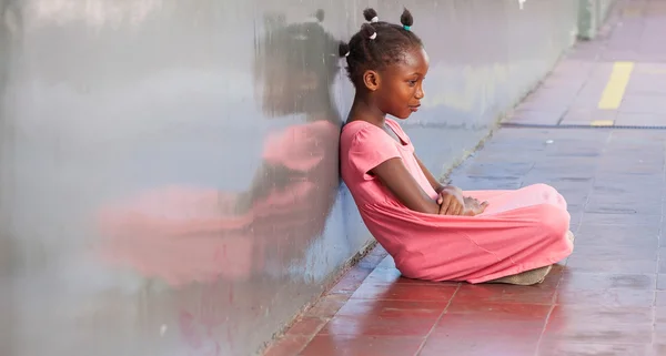 Африканская девочка изолирована в школе. Концепция запугивания — стоковое фото