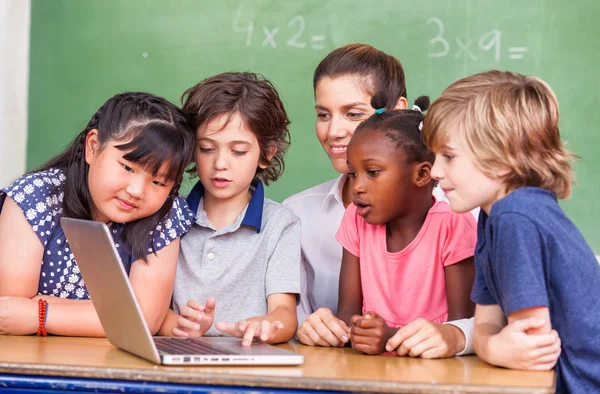 Niños aprendiendo informática — Foto de Stock