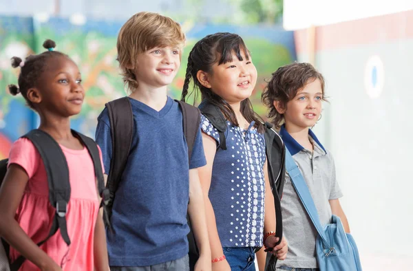 Multiethnische Grundschulklasse mit Lehrer — Stockfoto