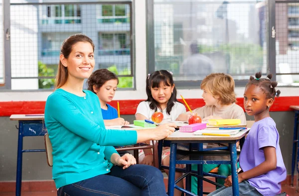 Aula multiétnica con profesor — Foto de Stock